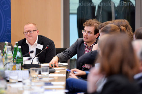 Antonios Souris in der Diskussion mit den Teilnehmenden. © IParl