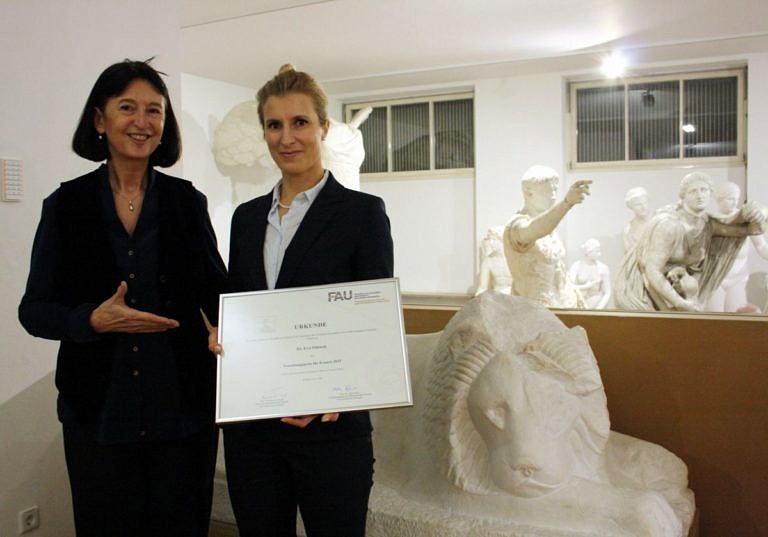 Dr. Eva Odzuck mit Forschungspreis ausgezeichnet