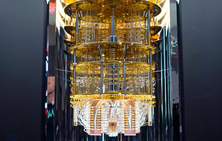 „Das Superhirn“ – neuer Aufsatz von Prof. Balleis zum Wettrennen um Quantencomputer