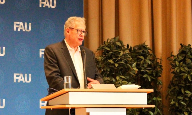 Eine Koryphäe geht in den (Un-)Ruhestand: Prof. Dr. Roland Sturm feierlich verabschiedet