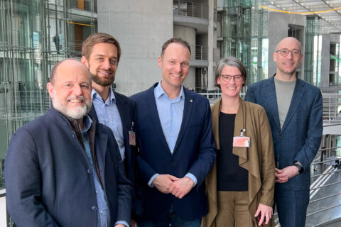 Personengruppe im Bundestag, darunter Lars Pelke, Kai Gehring und Katrin Kinzelbach