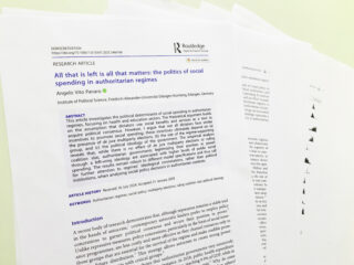 Das Bild stellt eine Fotografie einer gedruckten Version des Artikels dar, auf welchen der Beitrag hinweist.